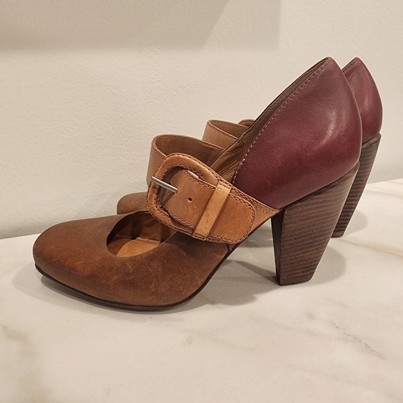 Fossil, size 8 leather 3" beautiful high heel with strap sand unique heel shape. - Picture 5 of 16